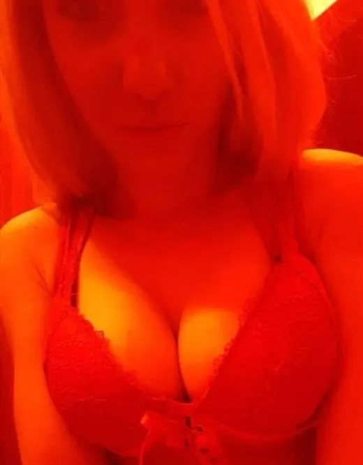 Escort Model Kamintakun, Roanne - 5855